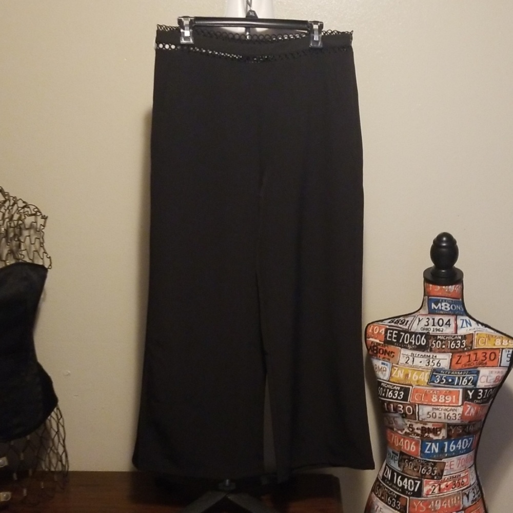 ,36"Black crochet trim cropped trouser